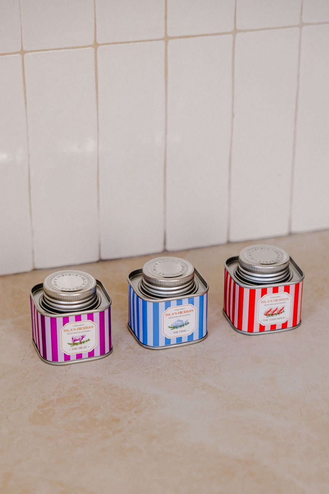 Isla's Hierbas The Collection — drie blikjes